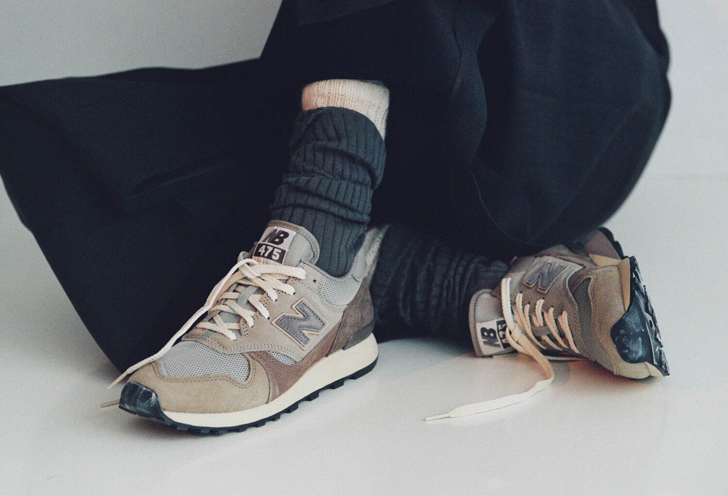 オーラリー×ニューバランスのスニーカー「475」色褪せた風合いのグレー