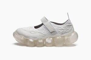 グラウンズ“レトロ”配色の厚底スニーカー＆くすみピンクのリボンメリー