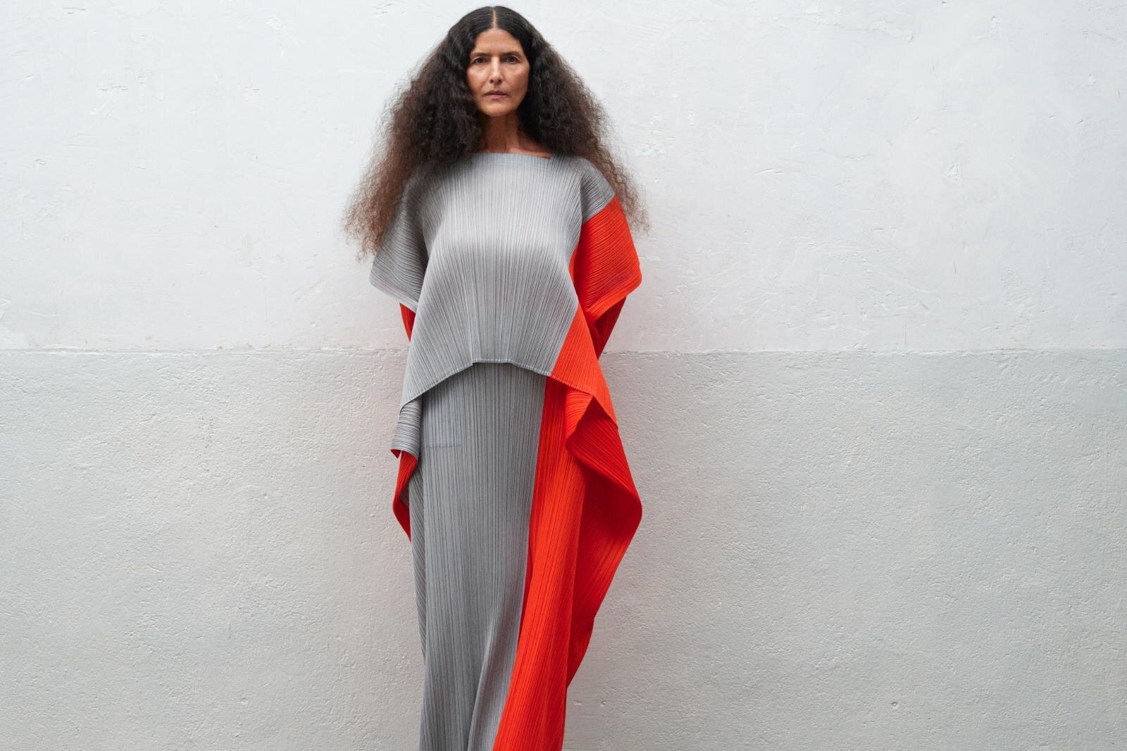 プリーツ プリーズ イッセイ ミヤケ”街中の風景”着想ウェア、時間の