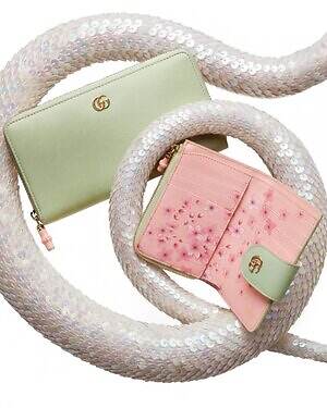 グッチ“内側に桜の花”咲くミニ財布、淡いミントグリーンのレザー長財布