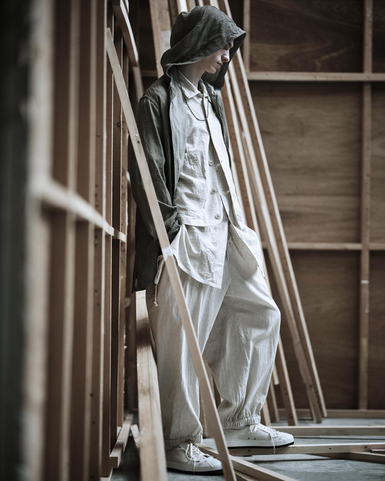 S'YTE“艶やかな玉虫色”ケープ風トレンチーコート＆深みブルーのロング