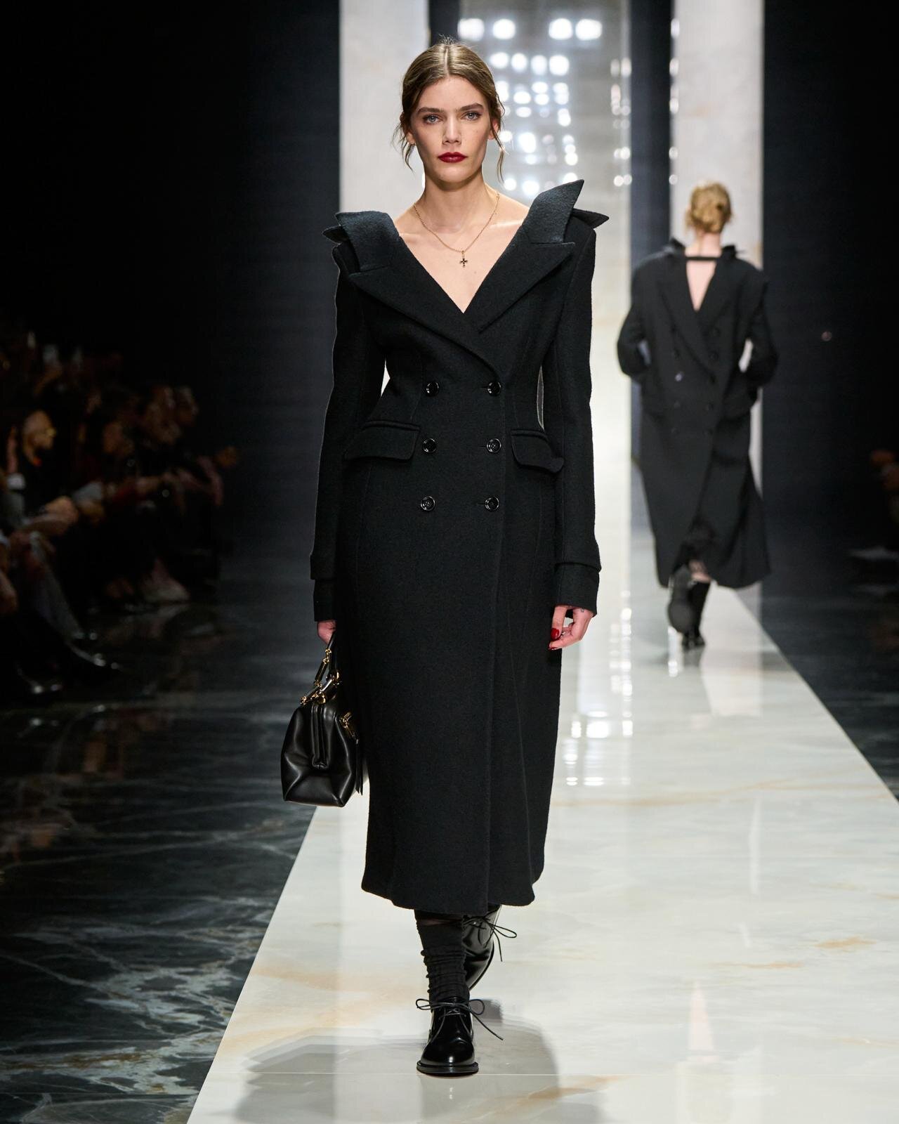 ドルチェ＆ガッバーナ 2026-27年秋冬コレクション - 厳格な黒の世界に