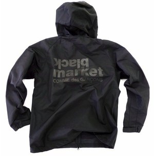 コム デ ギャルソン“闇市”限定ストアを大阪うめだ阪急で、黒のPVC