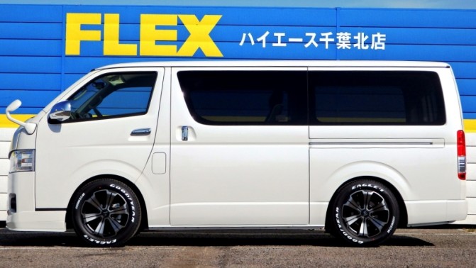 車好きがこだわる】FLEX専用カラーのトヨタ ハイエース専用17インチ