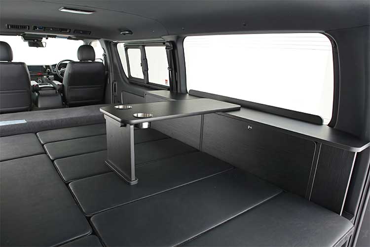 載せるだけでそれっぽい部屋に！ ハイエースバン用オリジナルベッド