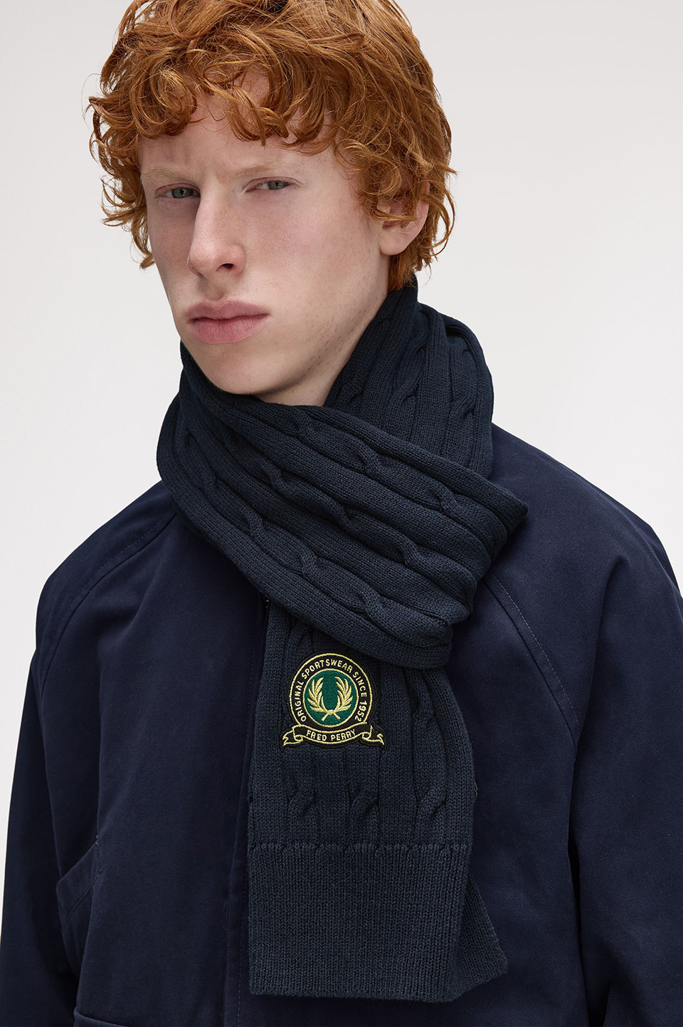 Tennis Badge Cable Scarf(1SZ 608：NAVY): | FRED PERRY JAPAN