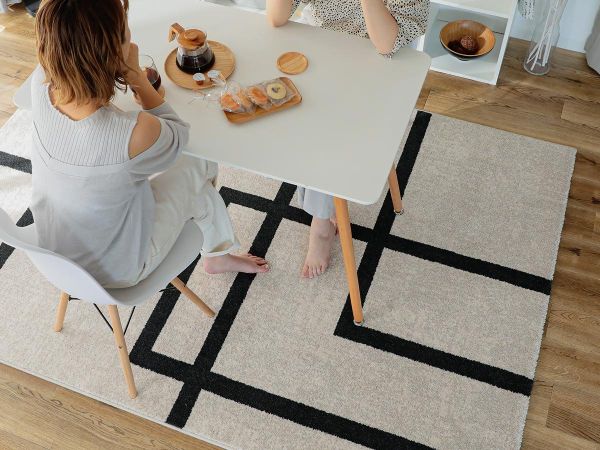 ダイニングテーブルの下にラグを敷くメリットと選び方 | オーダー