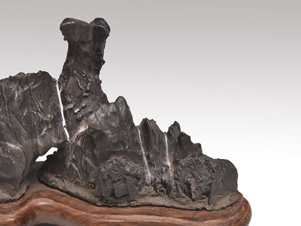 紀州 古谷石 筆架にも 手彫り唐木台座付 水石 | 古美術ささき