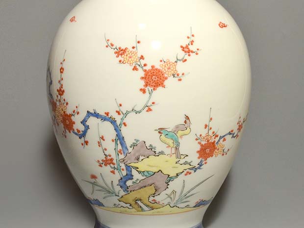 大作 十三代 酒井田柿右衛門（作）染錦鳥に梅牡丹図花瓶 高さ36cm 共