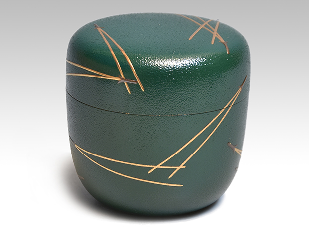 松葉蒔絵緑いじ塗大棗 川端近左(作) 共箱 表千家 而妙斎朱在判、箱書