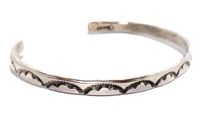 インディアンジュエリー ナバホ・スタンプワーク・バングル・ブレスレット