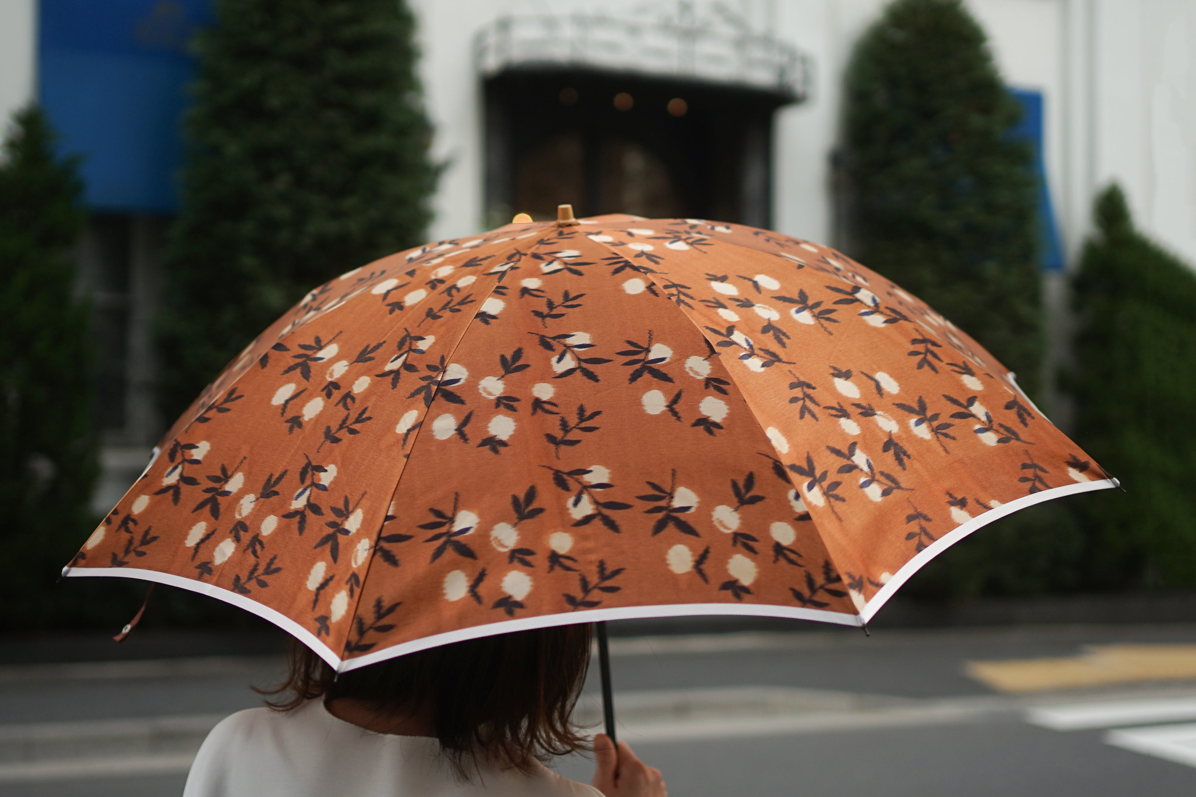 フルーツのデザインがおしゃれな、ほぐし織の雨晴兼用傘(折りたたみ傘