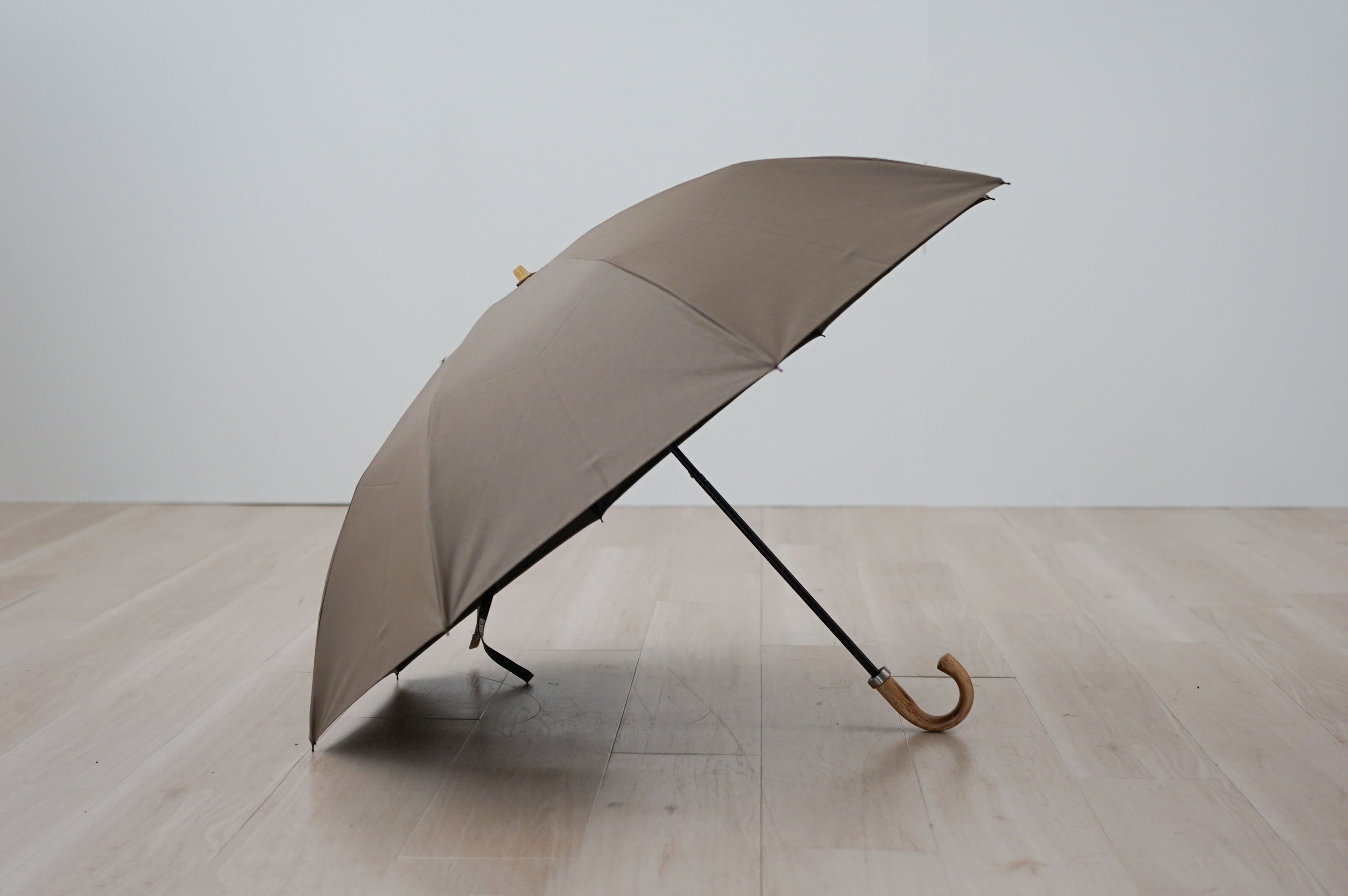 A stylish foldable umbrella with excellent heat and light blocking