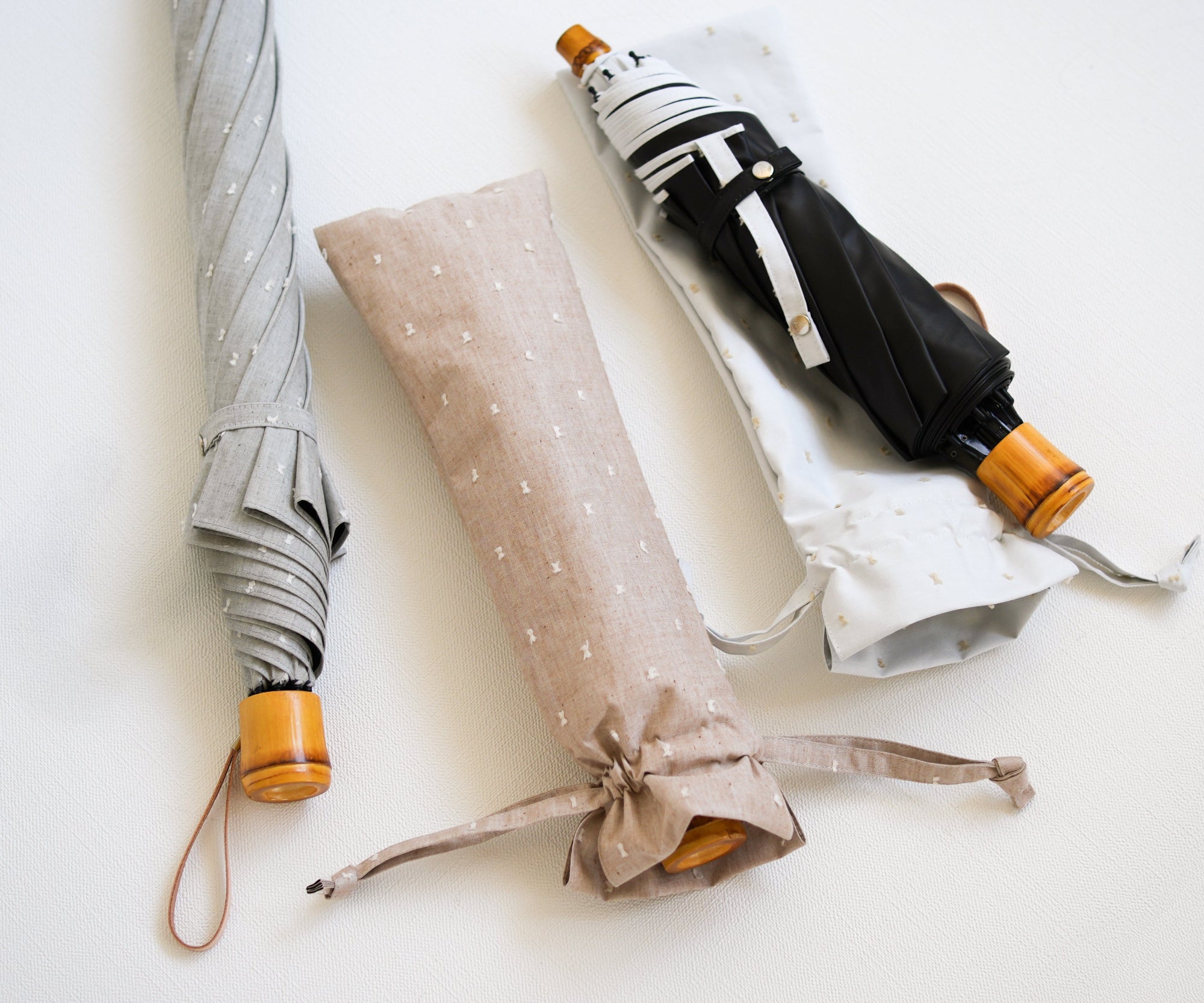 立体的なドット柄がかわいい、UVカット率99.9%以上・遮光率100％・遮熱