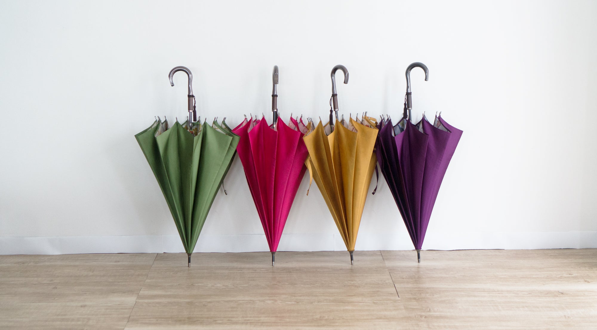 華やかな花柄を甲州のほぐし織で表現した雨傘・雨晴兼用傘(長傘) – 傘