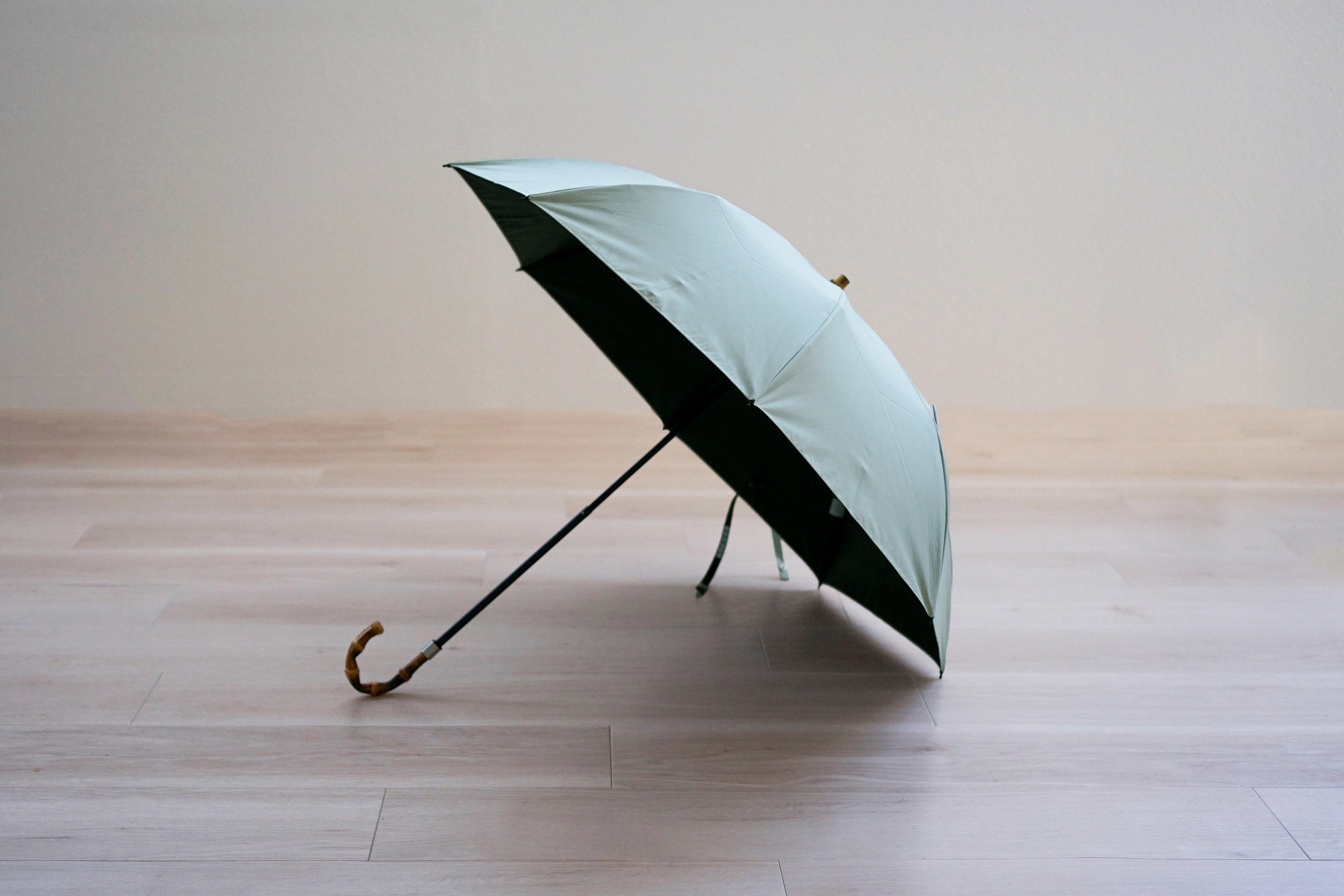 遮熱と遮光効果抜群で2WAY仕様の、上品でおしゃれな折りたたみ傘 – 傘