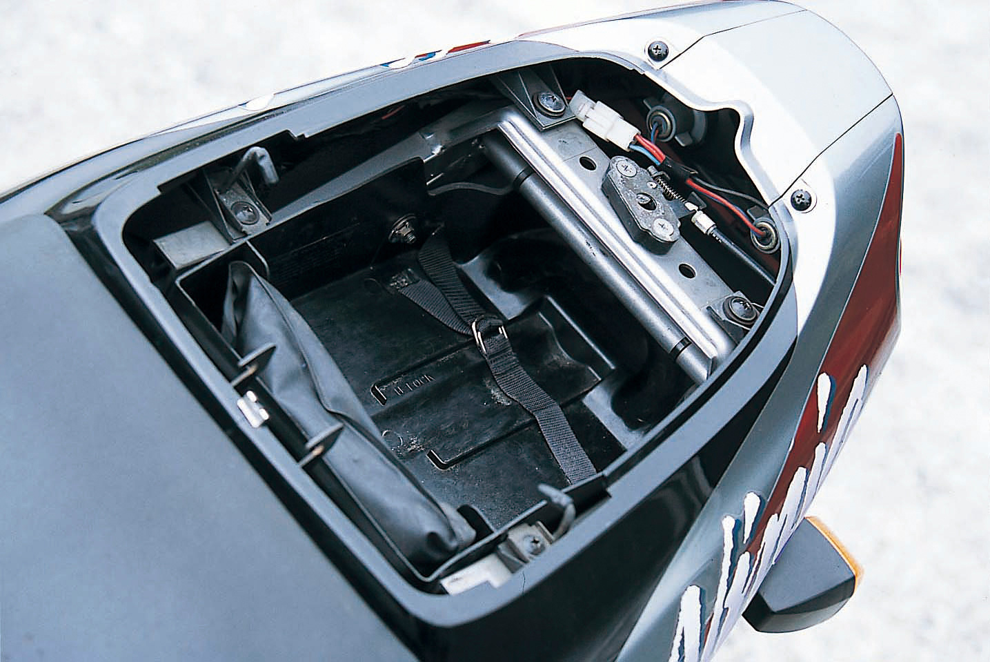 ZXシリーズの礎を築いたコーナリングマシン／ZX-9R(B) | 試乗・車両