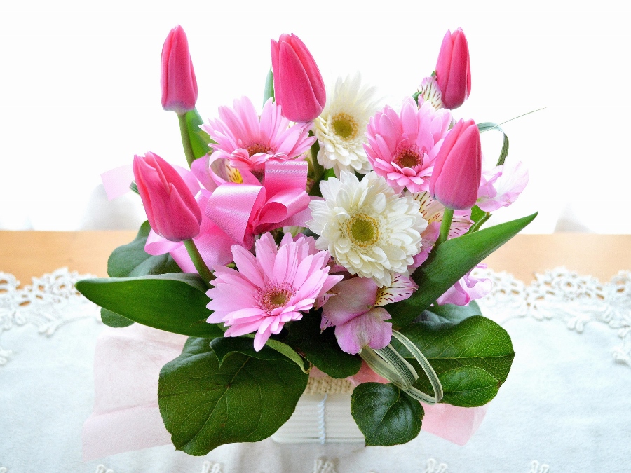 キュートなアレンジメント PinkTulip (チューリップとガーベラの