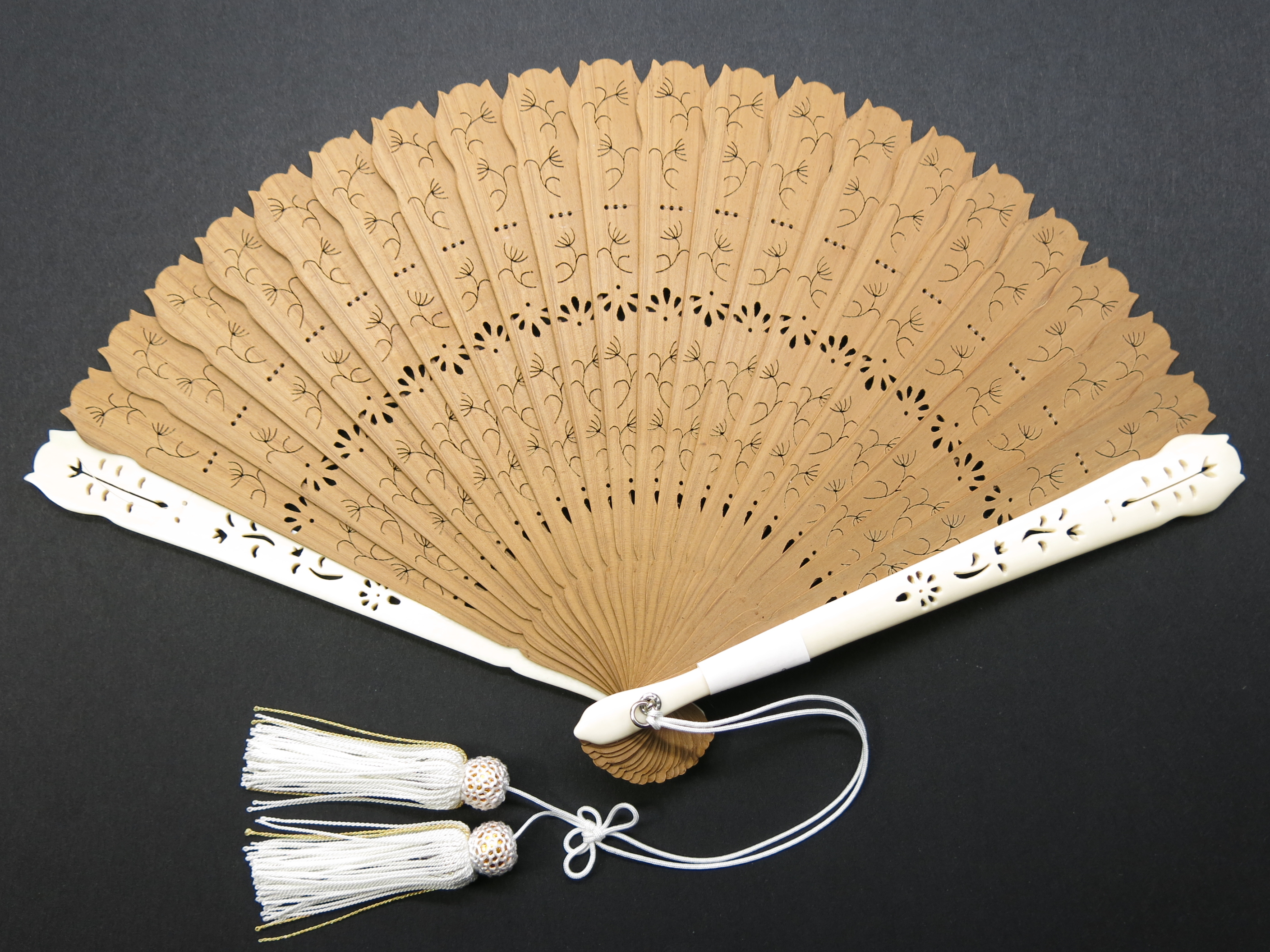 白檀象牙扇子2017-3｜透かし彫り白檀×親骨象牙｜希少贅沢 | べっ甲