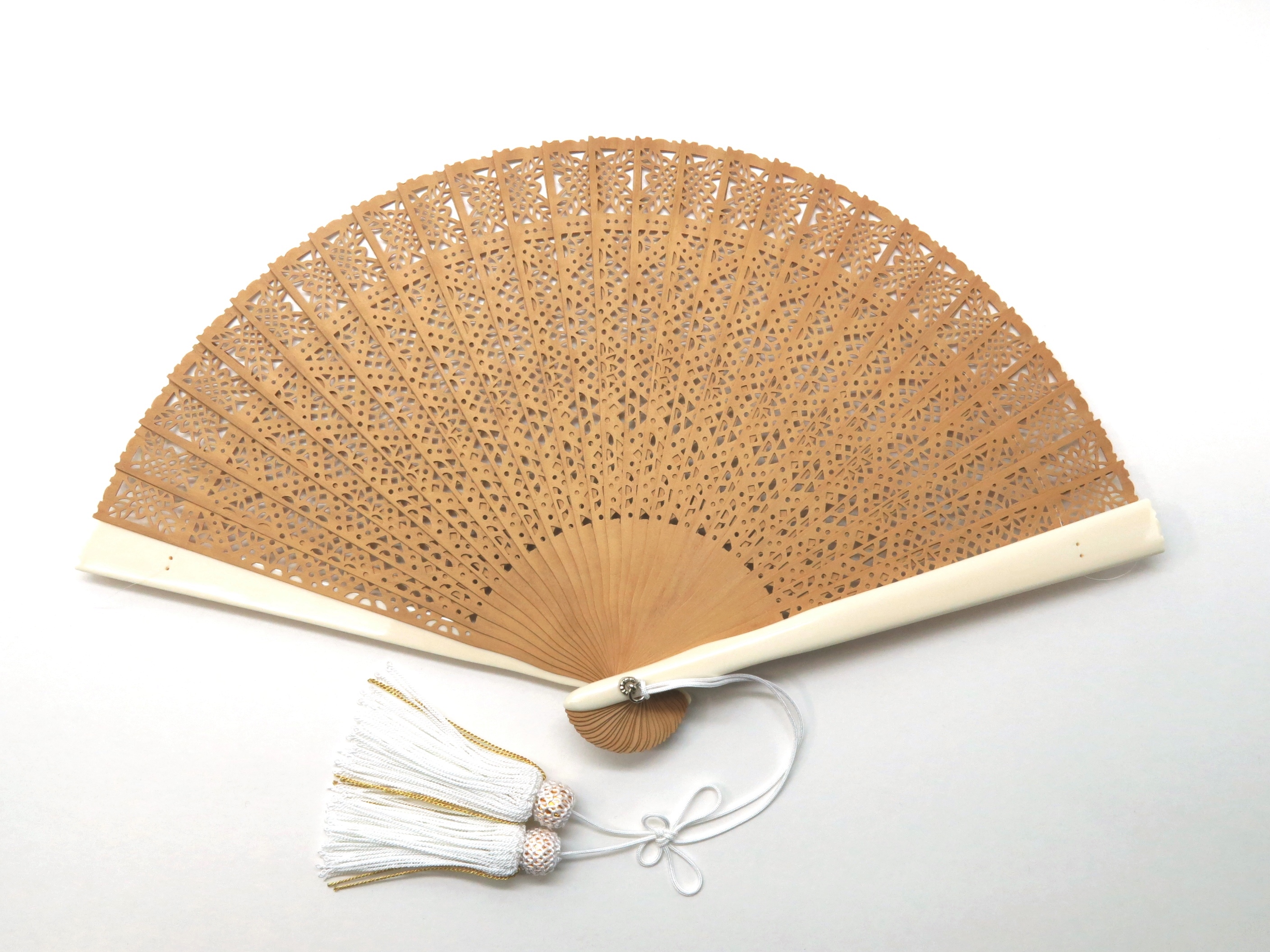白檀象牙扇子2018｜親骨に象牙を用いた透かし彫り白檀扇子。 | べっ甲