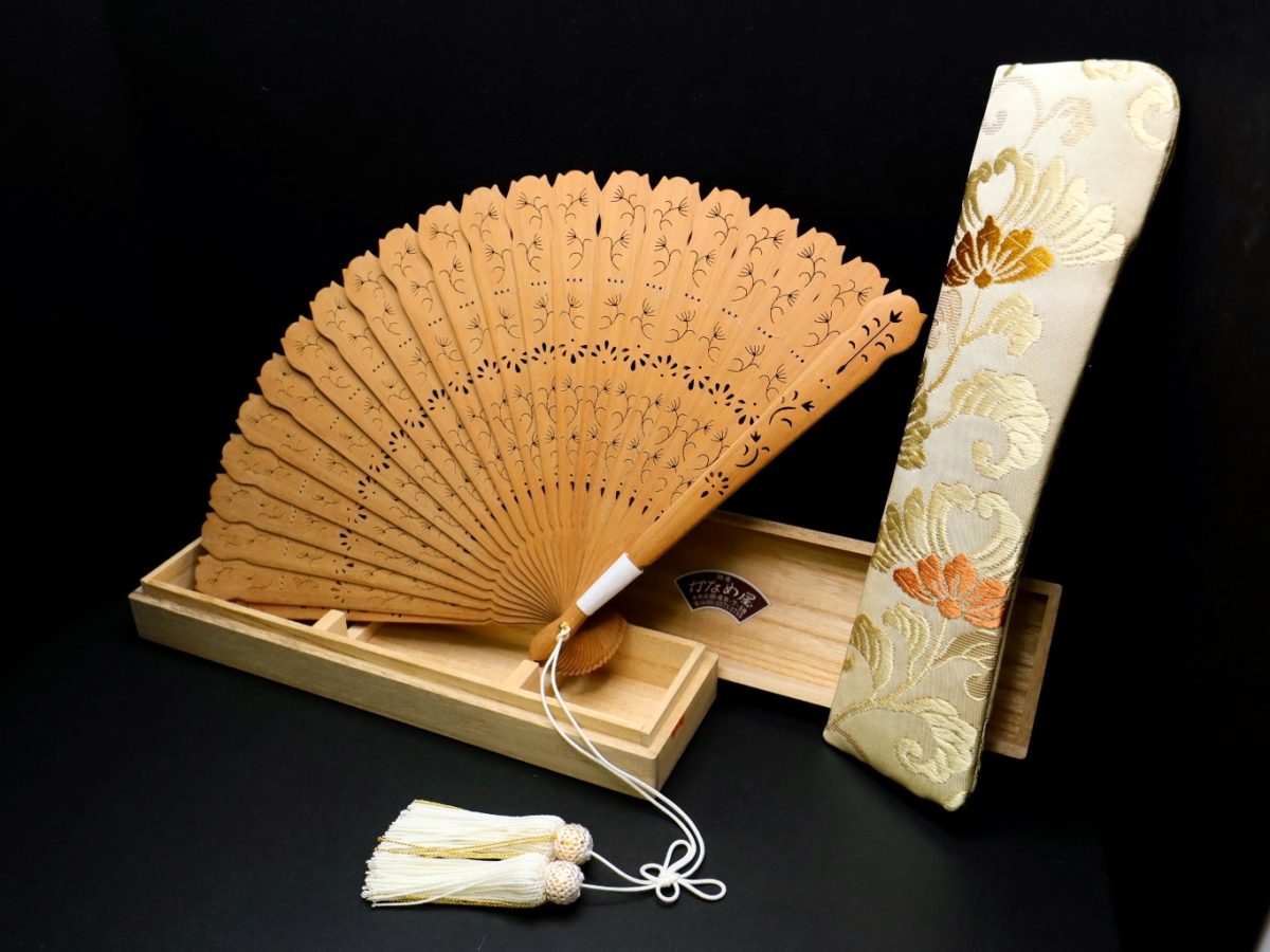 総白檀扇子（6寸）2022｜アロマ香る大変希少で贅沢な総白檀透かし彫り