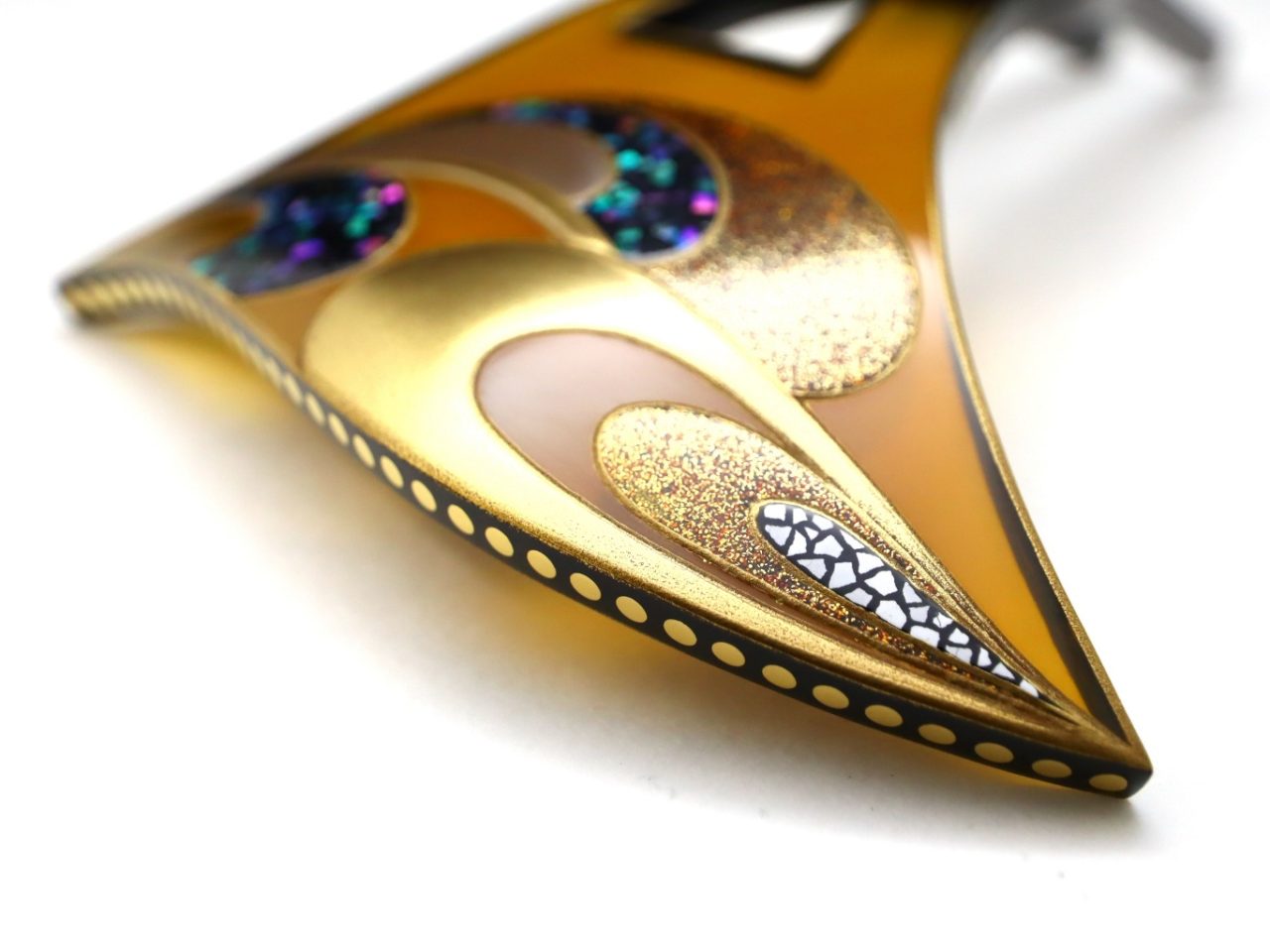 結婚披露宴、パーティーなど華やかな機会にお勧めな、美しいべっ甲螺鈿