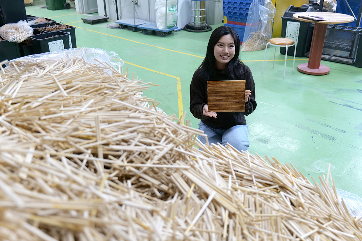 関西万博にも設置された使用済み割り箸家具 SDGsを追求する川崎の