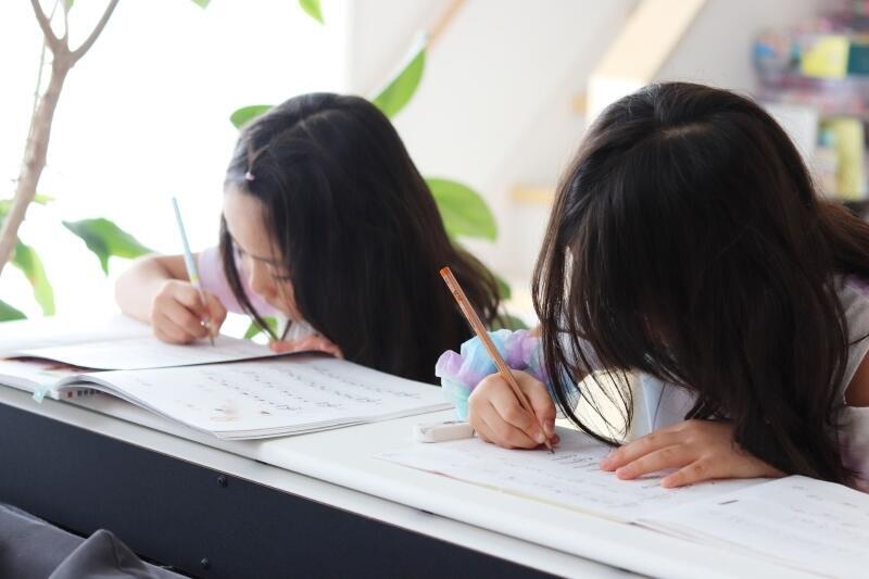 ツインデスクにもおすすめ！兄弟姉妹や親子で使えるカリモクの学習机を