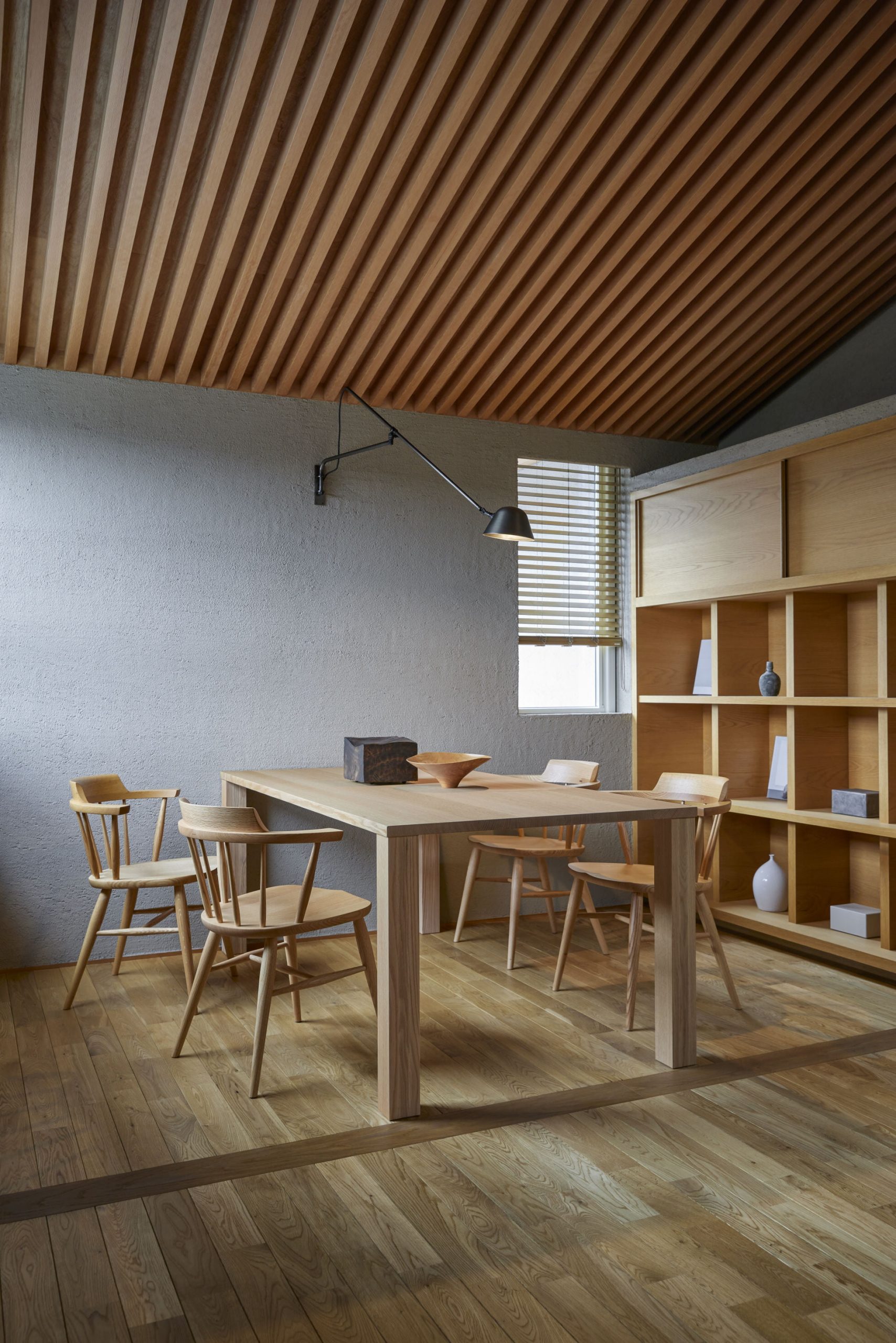 クラウンチェア - 国産無垢家具は飛騨高山発の家具メーカー KASHIWA