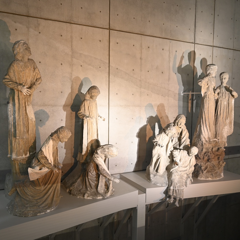 歌う天使たち」石膏像常設展示の設置工事が完了 | 京都市立芸術大学