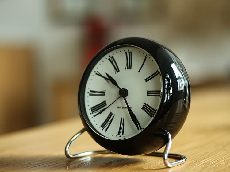 アルネ・ヤコブセン ROMAN（ローマン） テーブルクロック｜北欧