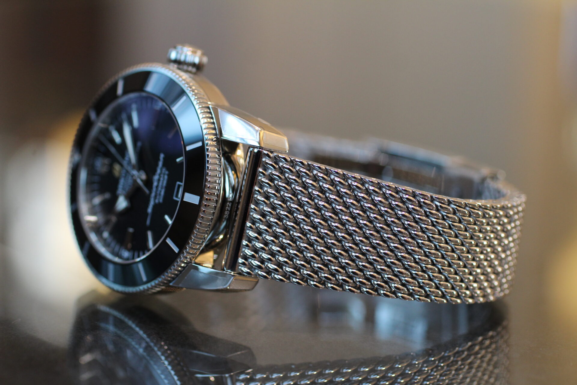 ブライトリング】メッシュベルトがオシャレなブラックダイヤルの