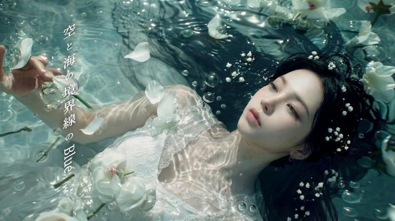 AIアーティスト『紗奈 | SANA』 第2弾MV「空と海の 境界線の Blue」を