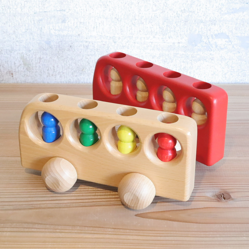 ケラー社 4人乗りバス：お客さんが乗り降りする楽しいバス | krtek