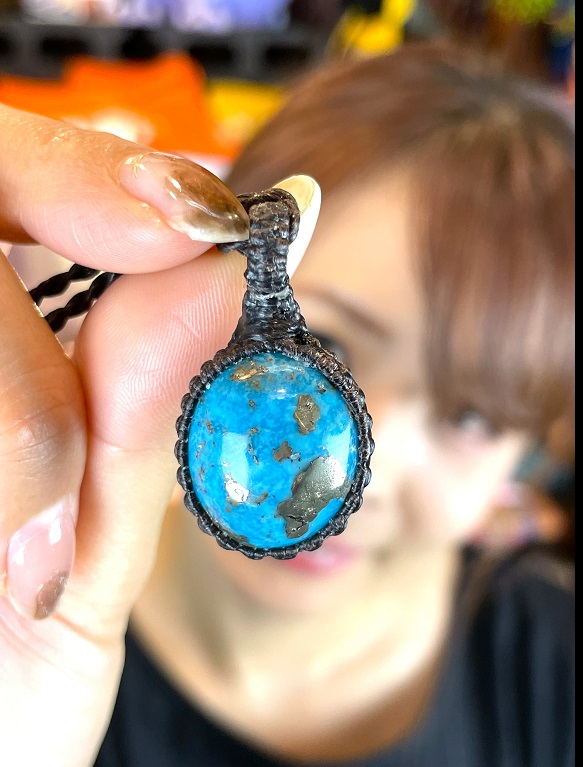 special collectionイラン産ターコイズ　マクラメロングネックレス 希少イラン産】ターコイズの天然石マクラメペンダント[PEN-438