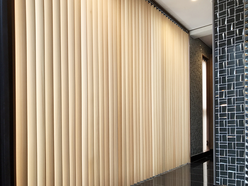 無垢一枚板で作るブラインド【木製縦型ブラインド こかげ® バーチカル