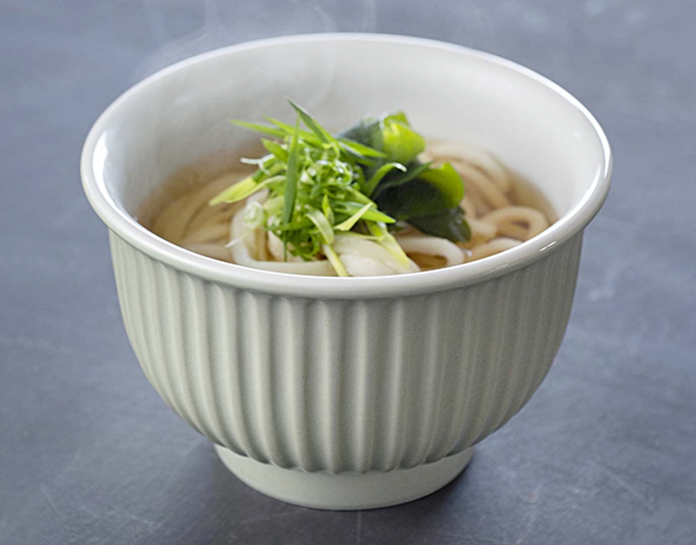 茅乃舎別誂え 深川製磁製 しのぎ深丼 青磁｜茅乃舎(かやのや)｜久原本