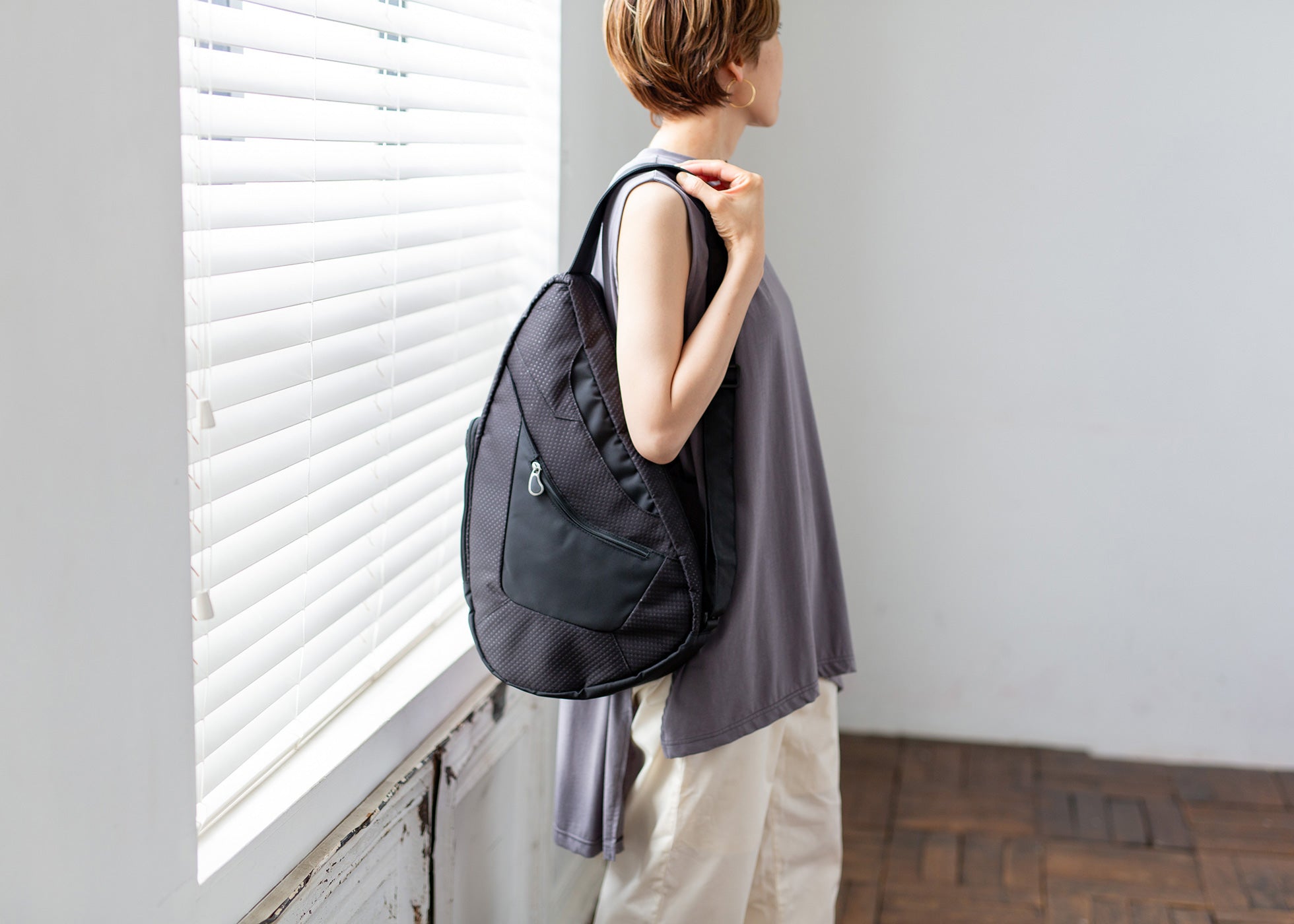 ヘルシーバックバッグ アクティブトラベラー Mサイズ ブラック - 軽量