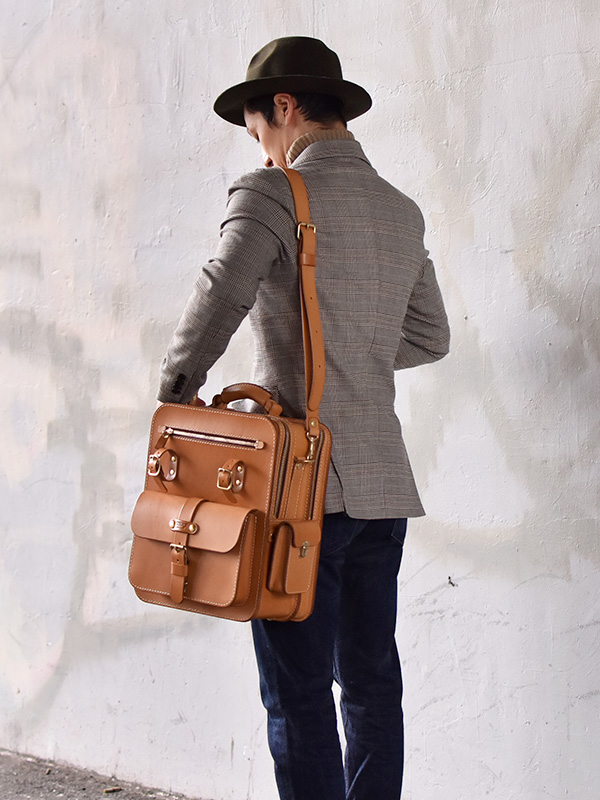 堅牢な建築物を思わせる二部屋の箱型2wayショルダーバッグ / 革鞄の