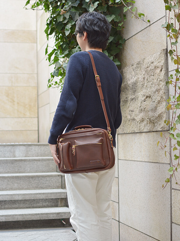 多機能ポケットが特徴のソフトレザー2wayショルダーバッグ / 革鞄の