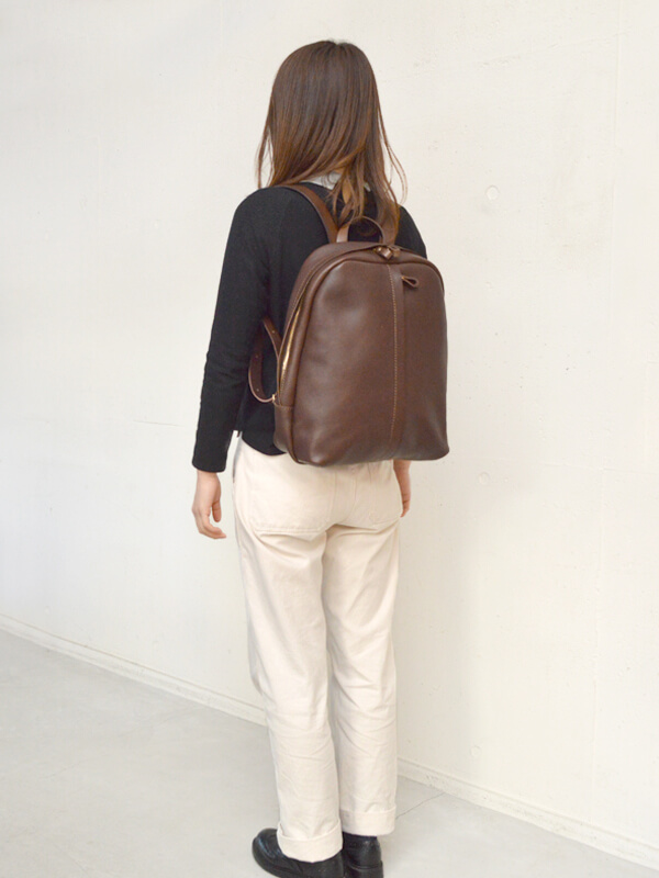 縦ファスナーが目を引くスリムなイタリアンレザーリュック / 革鞄の