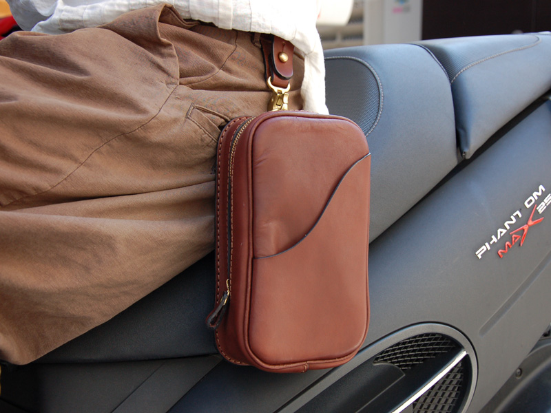 タフに使える本革レザーの縦型2wayボディバッグ / 革鞄のHERZ(ヘルツ