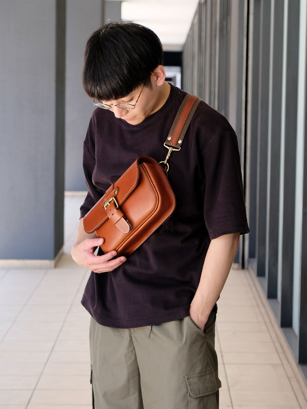 クラシックなデザインで作った小さめボディバッグ / 革鞄のHERZ(ヘルツ