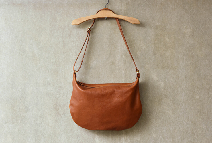 ソフトレザーならではの形と掛け方多彩なショルダーバッグ / 革鞄の