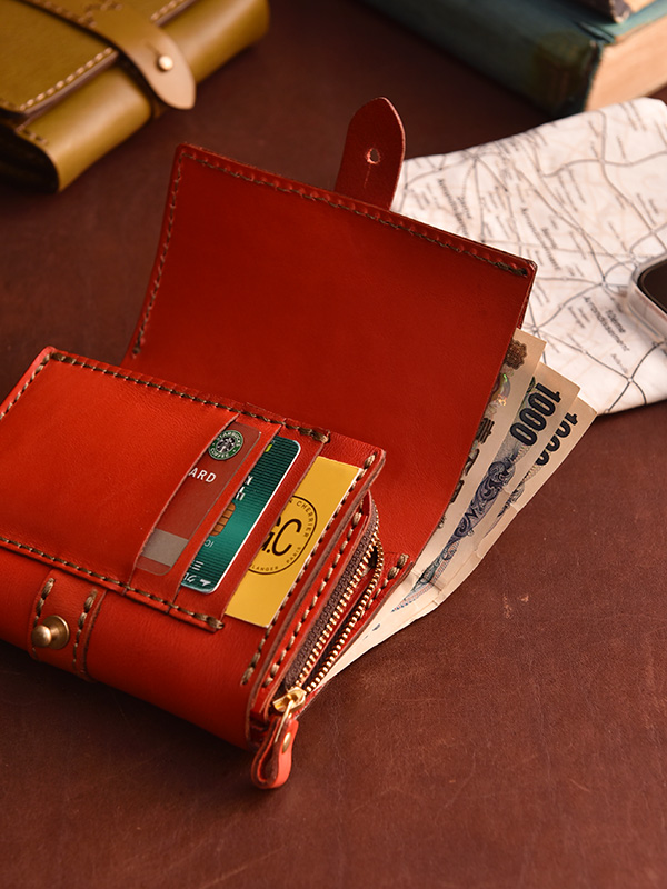 手に収まりやすいミドルサイズのおめかしウォレット / 革鞄のHERZ