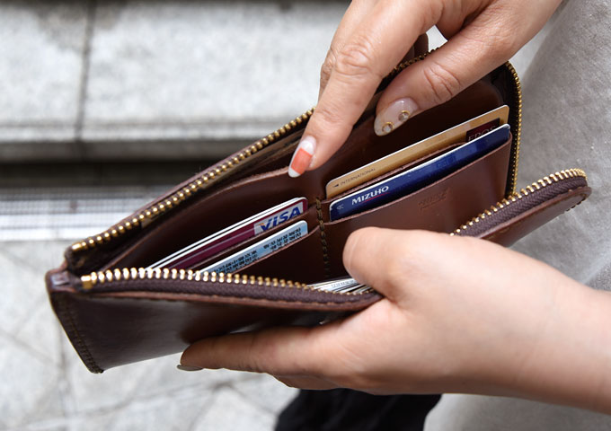 ヘルツ事務スタッフ：藤村愛用「L字ファスナー長財布」｜革鞄・革小物