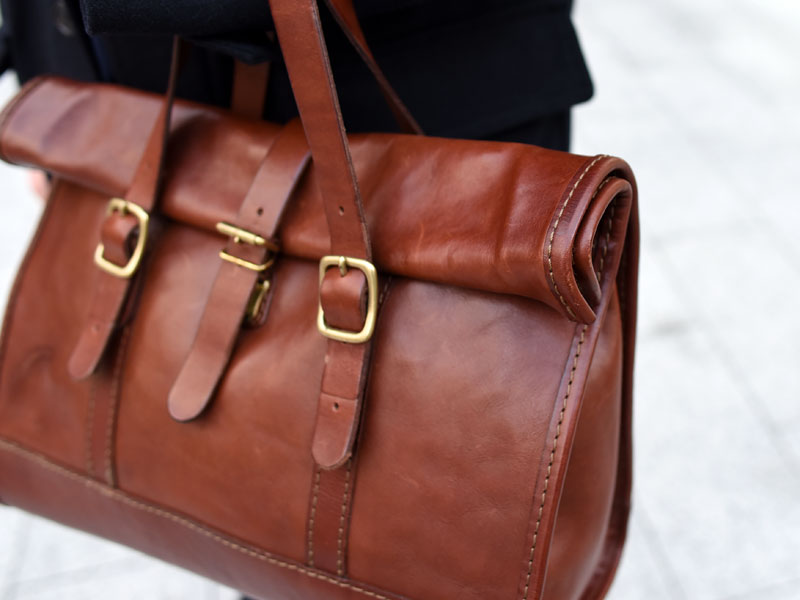 ロールトップトートについて深掘り ～本店スタッフ 早坂～｜革鞄・革