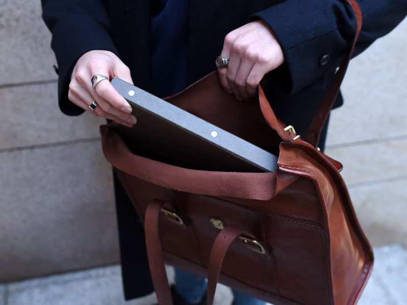 ロールトップトートについて深掘り ～本店スタッフ 早坂～｜革鞄・革