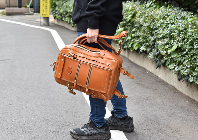 本店スタッフ：瀬戸愛用「2wayスクエアリュック」｜革鞄・革小物のHERZ