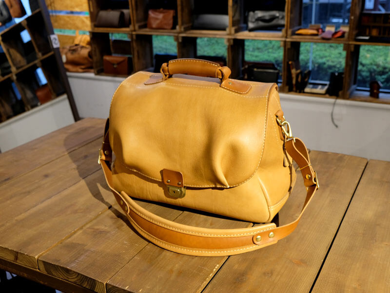 一生の旅のお供に ～50周年記念鞄第二弾 グランボッカボストン～｜革鞄